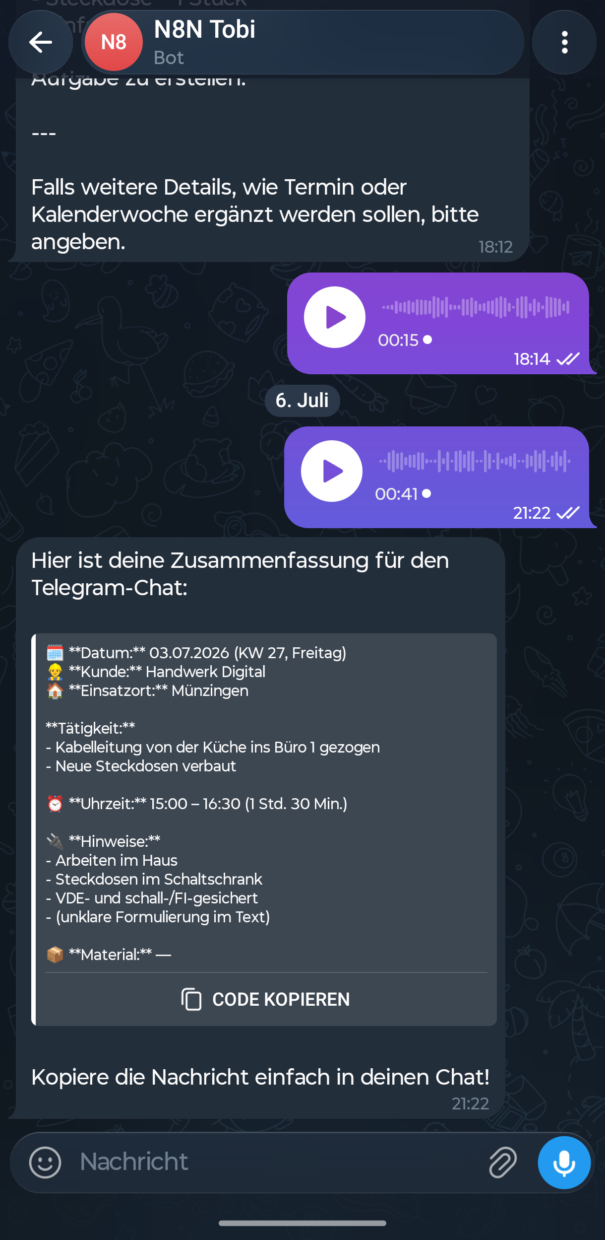 Telegram-Chat mit dem Chat-Bot: eine eingesprochene Sprachnachricht und die automatisch erstellte, strukturierte KI-Zusammenfassung mit Datum, Kunde, Einsatzort, Tätigkeit, Uhrzeit, Hinweisen und Material.