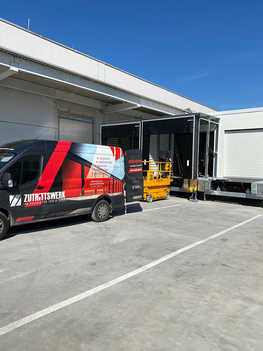 Servicefahrzeug von Zutrittswerk vor der Halle